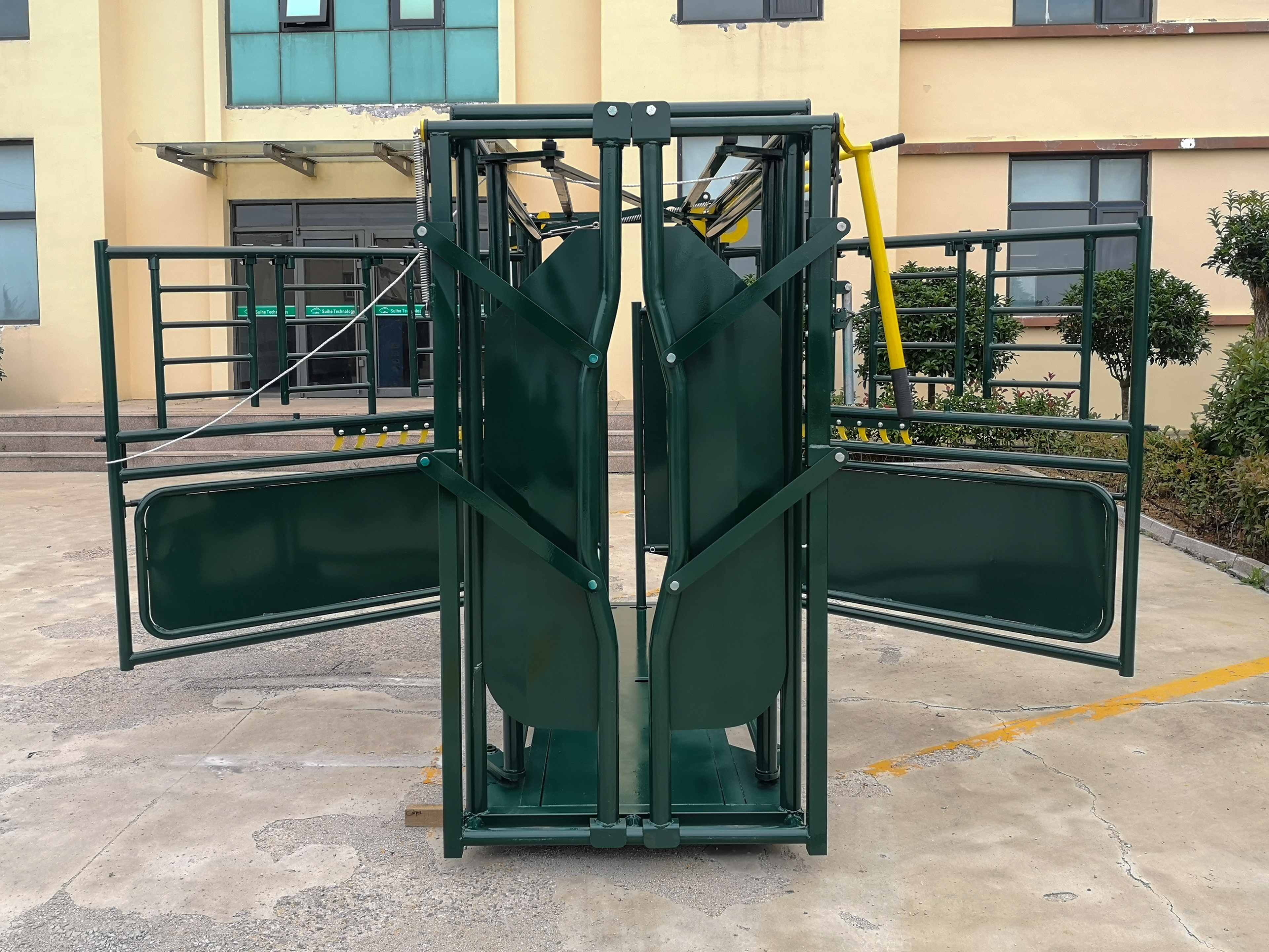 Cattle Squeeze Chute Manual Headgate