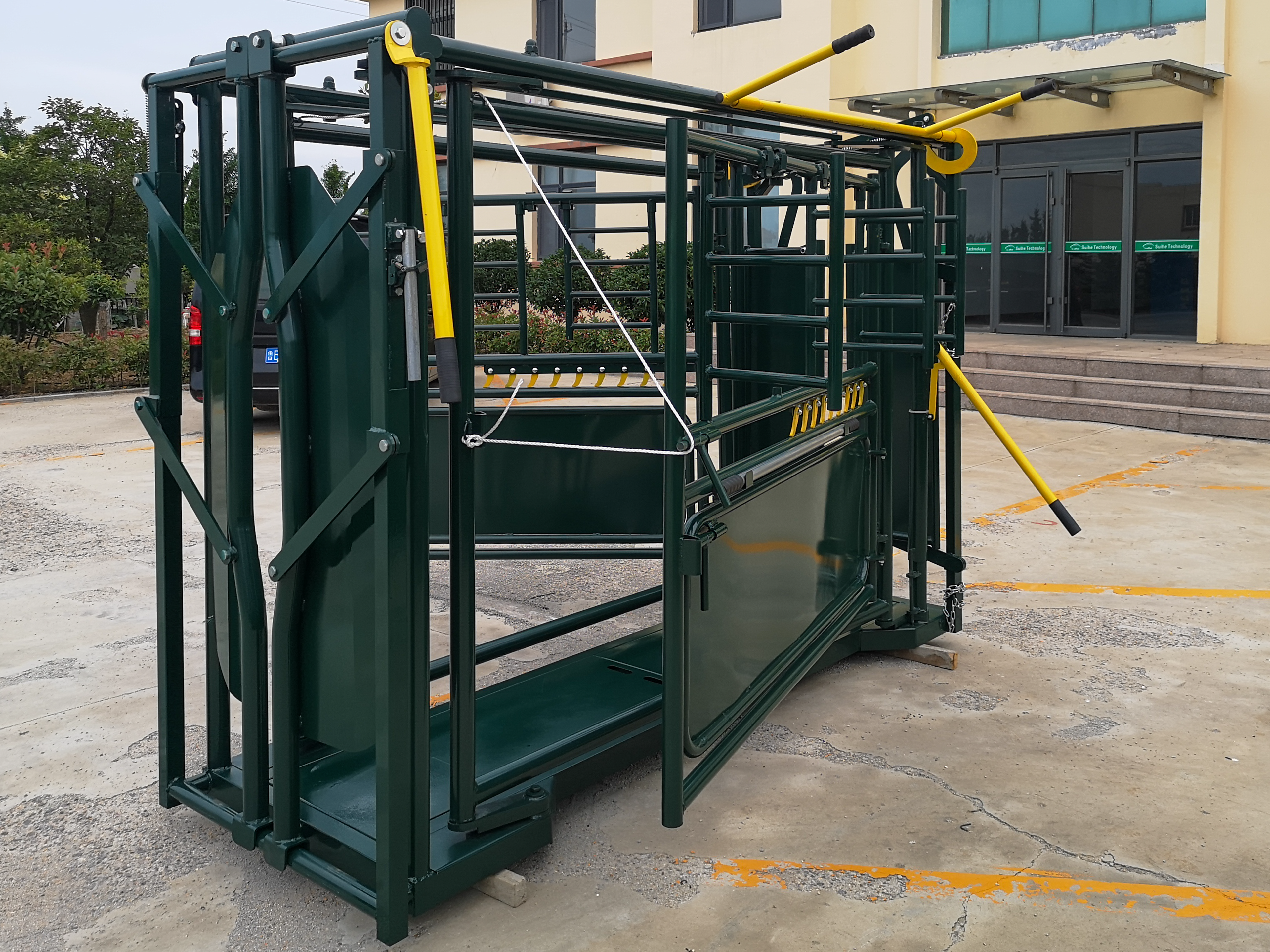 Cattle Squeeze Chute Manual Headgate